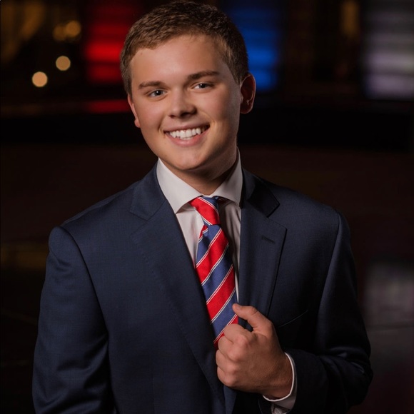 Meet your Posher, Alex - Picture 2 of 6